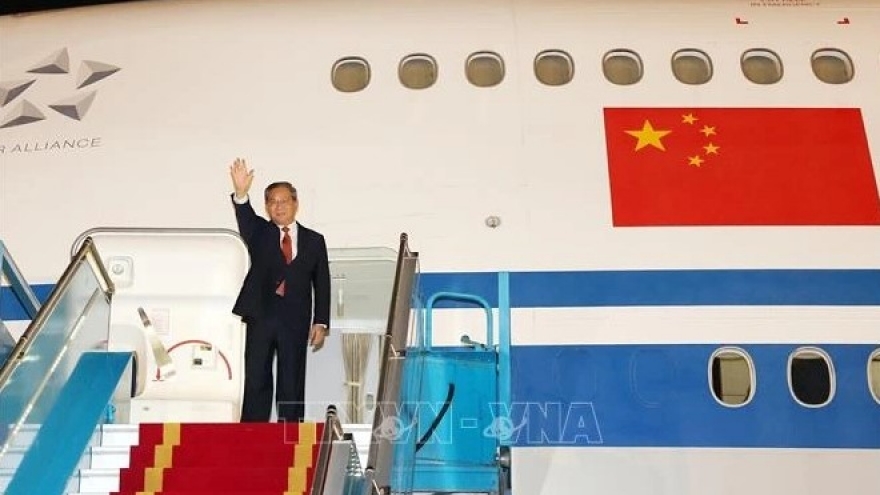 Chinese Premier arrives in Hanoi for official visit to Vietnam